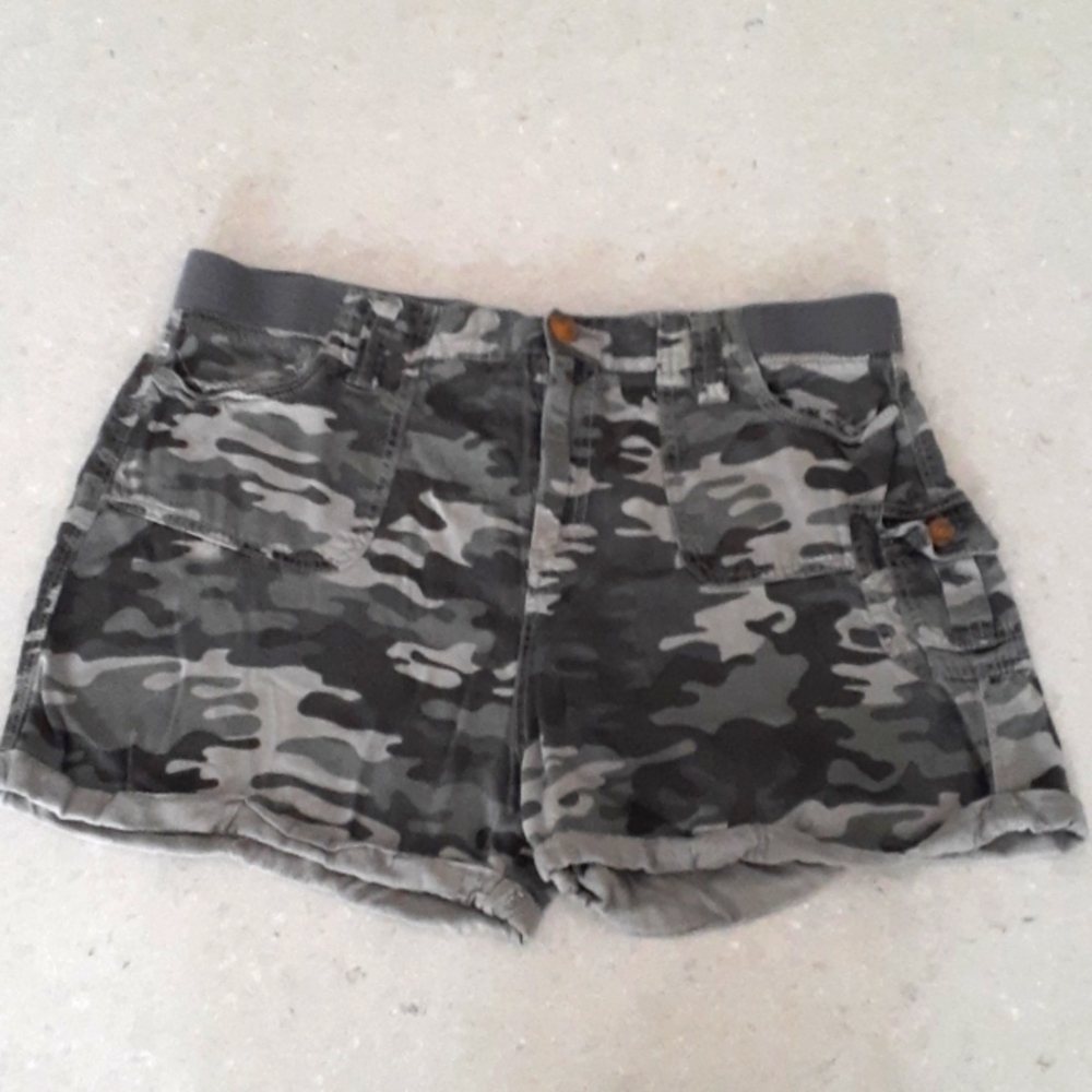 ^ Knox Rose khaki & black camo ultra pocket shorts